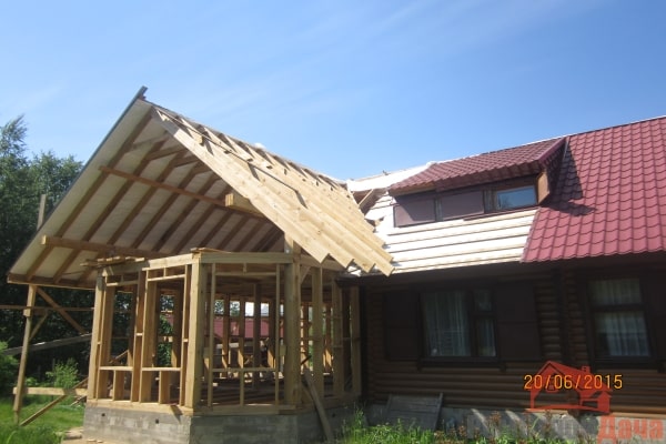Исправление крыши деревянного дома