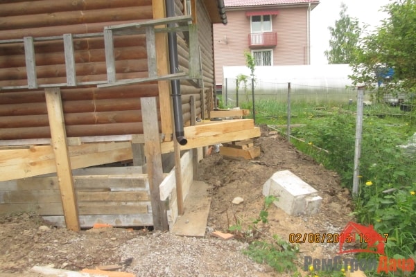 Установка дома на временные опоры и изготовление бетонного фундамента в основании